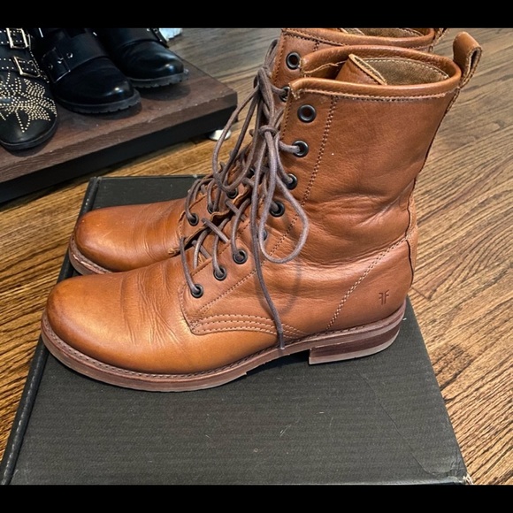 ISO!!!✨♥️♥️♥️. Frye Veronica Combat Lace-up in caramel color… size 8… or 8.5. - Picture 3 of 3